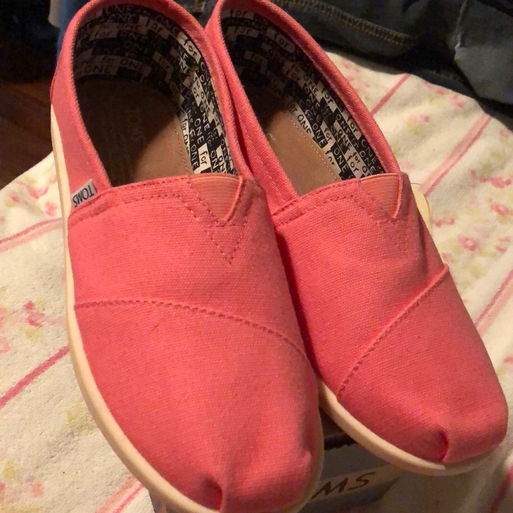 New Toms youth pink size 6